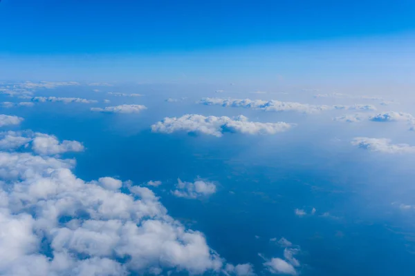 Vista da janela do avião para ver o céu — Fotografia de Stock