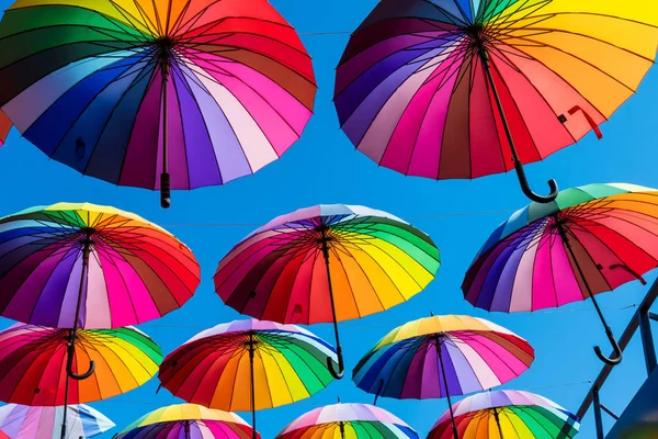 Viele bunte Regenschirme. Schutz der Regenbogenhomosexualität — Stockfoto