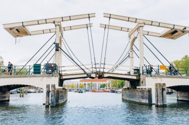 Amsterdam, Hollanda 5 Eylül 2017: Magere Brug Köprüsü ve Amstel Nehri.