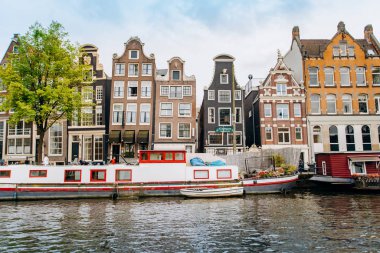 Amsterdam, Hollanda 5 Eylül 2017: kanallar ve nehirler. Şehir manzarası. Turistik yer. Manzaraları.
