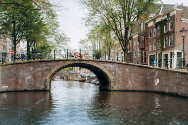 Amsterdam, Hollanda 5 Eylül 2017: Amsterdam Kanalı üzerindeki Köprü