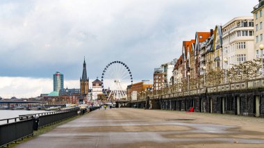 Almanya, Düsseldorf-28 Kasım 2017: Rhine 'ın güzel kıyısı