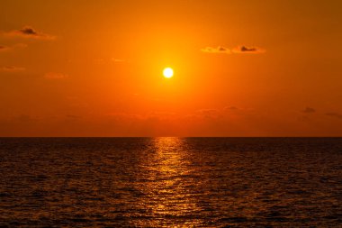 güzel gökyüzü günbatımı Denizi ile 