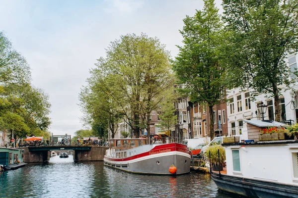 Amsterdam, Nizozemsko 5 září 2017: kanálů a řek. Městské krajiny. Turistické místo. Památky. — Stock fotografie
