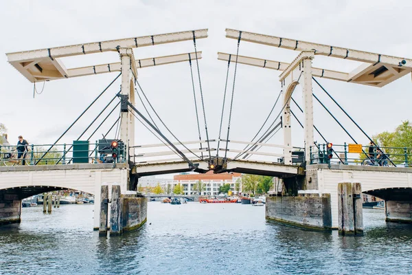 Amsterdam, Hollanda 5 Eylül 2017: Magere Brug Köprüsü ve Amstel Nehri. — Stok fotoğraf