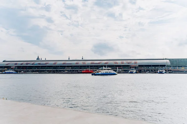 Панорамный вид на Амстердам с лодки — стоковое фото