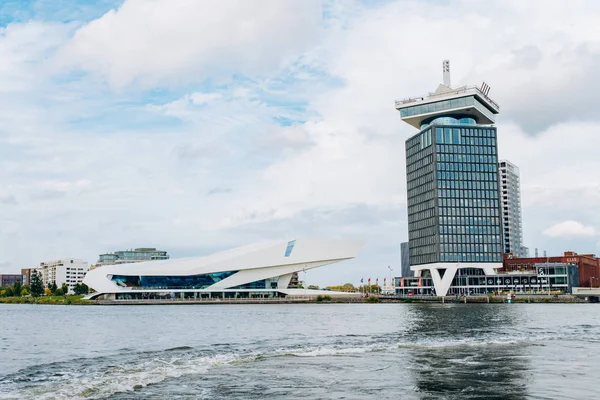 La Torre A 'dam - un edificio alto en Ámsterdam con columpio de pie — Foto de Stock