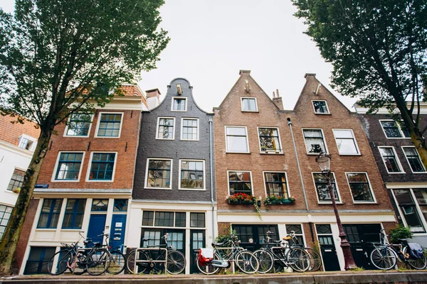 Amsterdam, Nederland, 5 September 2017: kanalen en rivieren. Stad landschap. Toeristische plaats. Bezienswaardigheden. — Stockfoto