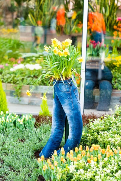 Design de jardin moderne avec pot en jean — Photo