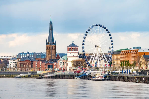 Gamla stan i Düsseldorf vid floden Rhen i Tyskland — Stockfoto