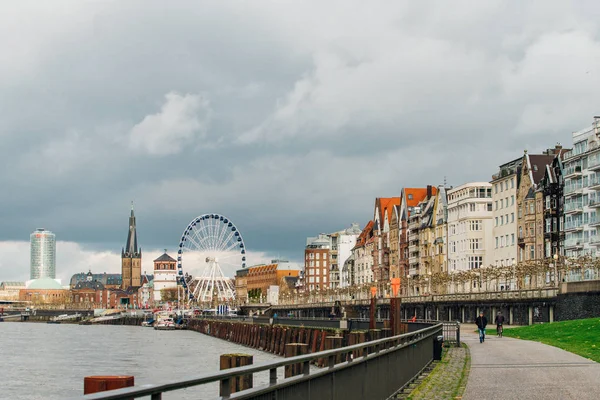 Almanya, Düsseldorf-28 Kasım 2017: Rhine 'ın güzel kıyısı — Stok fotoğraf