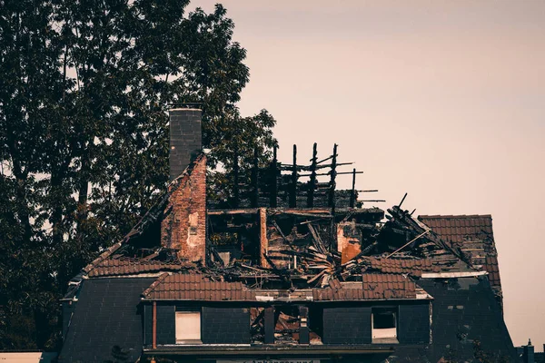 Huis met dak en bovenste verdieping door brand verwoest — Stockfoto