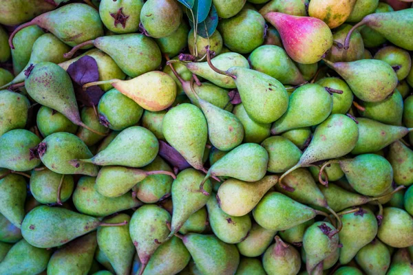 Pêra verde suculento fundo de frutas frescas — Fotografia de Stock