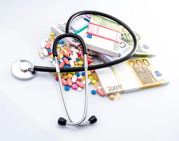 Medizin-Pillen, Stethoskop im Euro-Geld-Hintergrund — Stockfoto