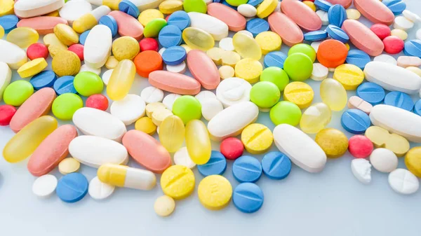 Beaucoup de médicaments et de pilules colorées — Photo