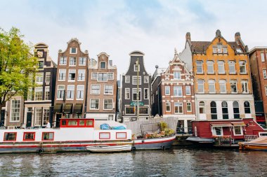 Amsterdam, Hollanda 5 Eylül 2017: kanallar ve nehirler. Şehir manzarası. Turistik yer. Manzaraları.