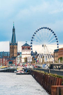 Almanya'da Ren nehri kıyısındaki Düsseldorf'un eski kenti 