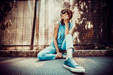 backstreet içinde oturan kız 