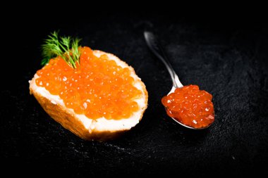 Kırmızı havyar siyah ekmek ile