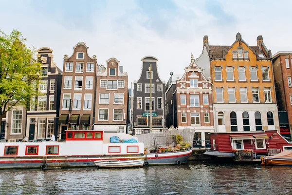 Амстердам, Нидерланды 5 сентября 2017 года: каналы и реки. Город пейзаж. Туристическое место. Достопримечательности . — стоковое фото