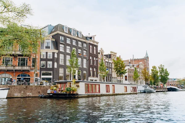 Amsterdam, Nederländerna 5 September 2017: kanaler och floder. Stadslandskapet. Turist plats. Sevärdheter. — Stockfoto