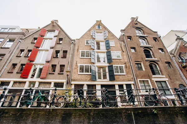 Amsterdam, Nederland, 5 September 2017: kanalen en rivieren. Stad landschap. Toeristische plaats. Bezienswaardigheden. — Stockfoto