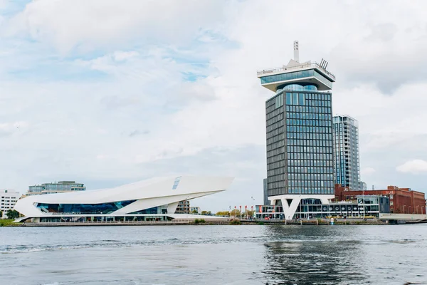 Yüksek Amsterdam'da ile salıncak ayakta bina A'dam Healing Tower- — Stok fotoğraf