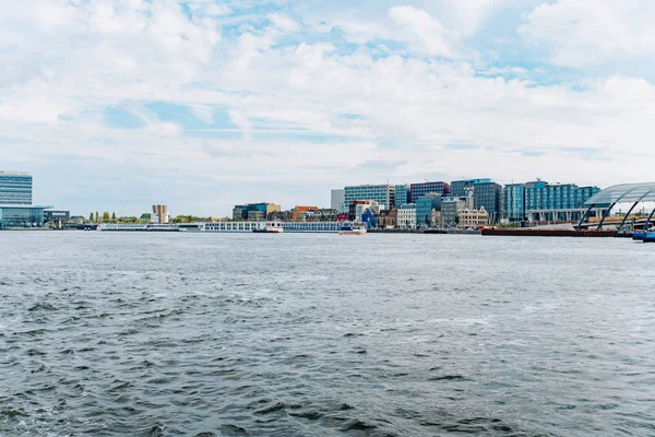 Panoramatický pohled z Amsterdamu z lodi — Stock fotografie