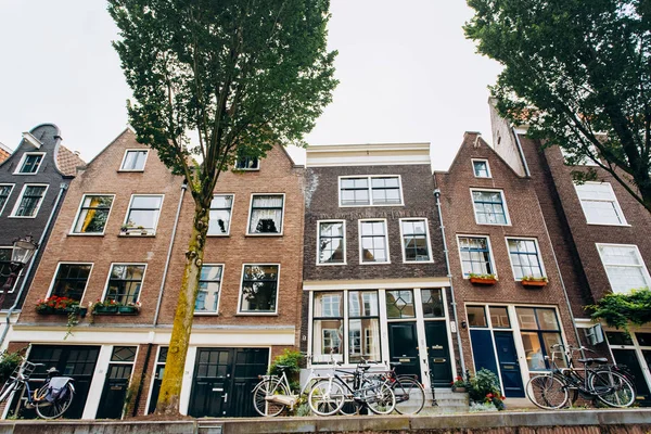 Amsterdam, Nederland, 5 September 2017: kanalen en rivieren. Stad landschap. Toeristische plaats. Bezienswaardigheden. — Stockfoto