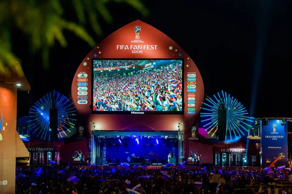 SOCHI, RUSIA - 7 de julio de 2018: Aficionados al fútbol en la plaza. En S — Foto de Stock