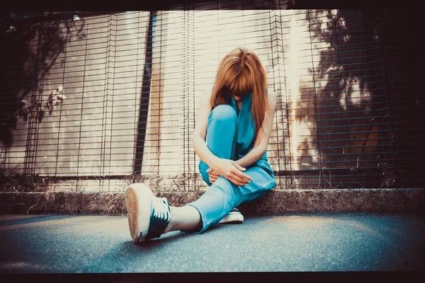 Meisje zit op de vloer — Stockfoto