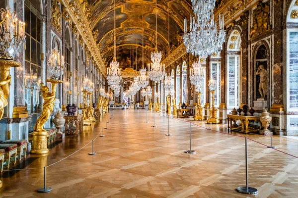 VERSAILLES, FRANÇA - 14 de fevereiro de 2018: O salão dos espelhos em — Fotografia de Stock