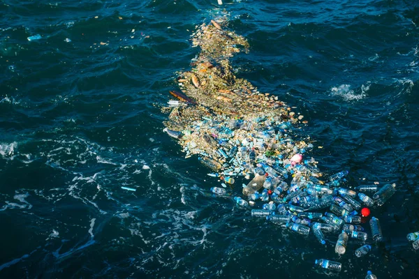 Les bouteilles d'eau en plastique polluent l'océan — Photo