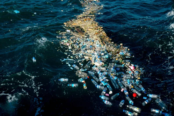 Пластиковые бутылки воды загрязняют океан — стоковое фото