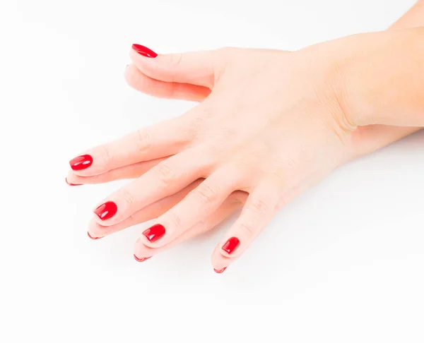 손톱에 빨간 매니큐어와 젊은 여자의 손 — 스톡 사진