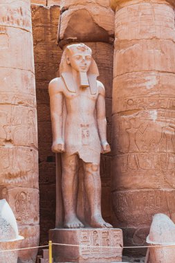 Luksor Tapınağı içinde heykeller ve sütunlar, Mısır