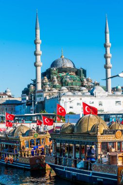 İstanbul, Türkiye - 11 Temmuz 2017 : Bal satan teknelerin görünümü