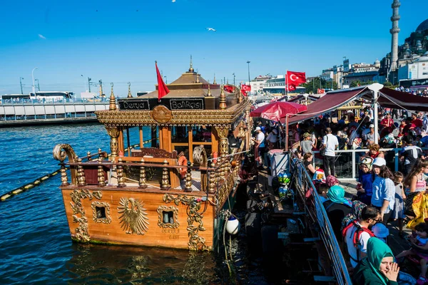 ISTANBUL, TURQUÍA - 11 de julio de 2017: Vista de los barcos que venden balsas —  Fotos de Stock