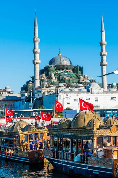 Istanboel, Turkije-juli 11 2017: uitzicht op de boten die bal verkopen — Stockfoto