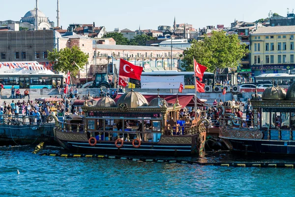 ISTANBUL, TURQUÍA - 11 de julio de 2017: Vista de los barcos que venden balsas —  Fotos de Stock