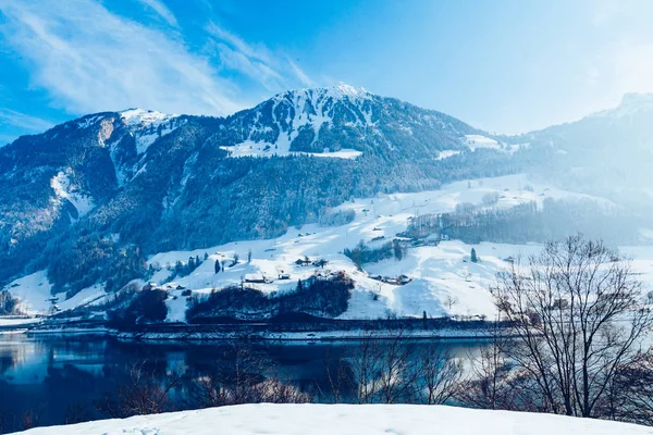 Όμορφο χειμώνα στη λίμνη και τα χιονισμένα βουνά. Χειμωνιάτικο τοπίο — Φωτογραφία Αρχείου