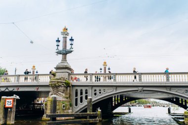 Amsterdam, Hollanda 5 Eylül 2017: Köprü ve Amstel Nehri.