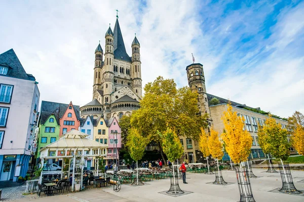 COLOGNE - NOVEMBER 07, 2018 : Colorful houses in front of St. Ma — Stock Photo, Image