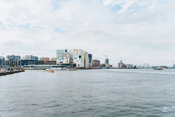 Panoramiczny widok na Amsterdam z łodzi — Zdjęcie stockowe