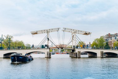 Amsterdam, Hollanda 5 Eylül 2017: Magere Brug Köprüsü ve Amstel Nehri.