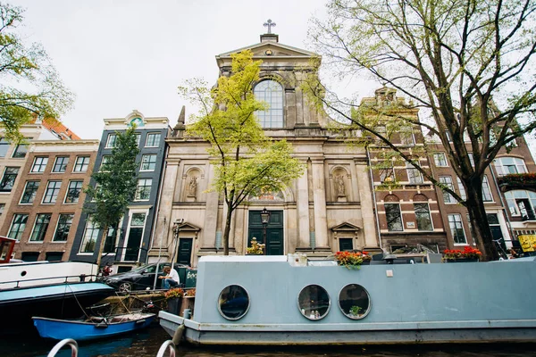 Amsterdam, Nederland, 5 September 2017: kanalen en rivieren. Stad landschap. Toeristische plaats. Bezienswaardigheden. — Stockfoto