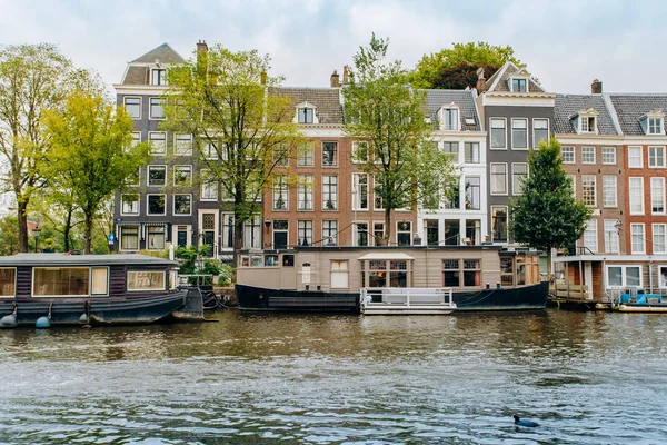 Amsterdam, Hollanda 5 Eylül 2017: kanallar ve nehirler. Şehir manzarası. Turistik yer. Manzaraları.