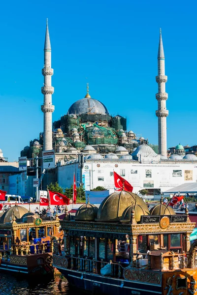 Istanboel, Turkije-juli 11 2017: uitzicht op de boten die bal verkopen — Stockfoto