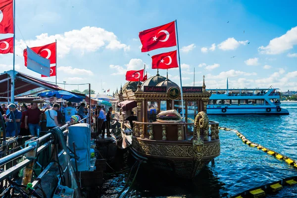 ISTANBUL, TURQUÍA - 11 de julio de 2017: Vista de los barcos que venden balsas —  Fotos de Stock