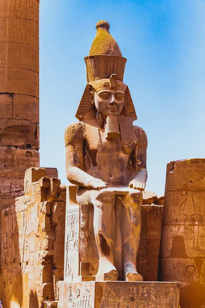 Luksor Tapınağı içinde heykeller ve sütunlar, Mısır
